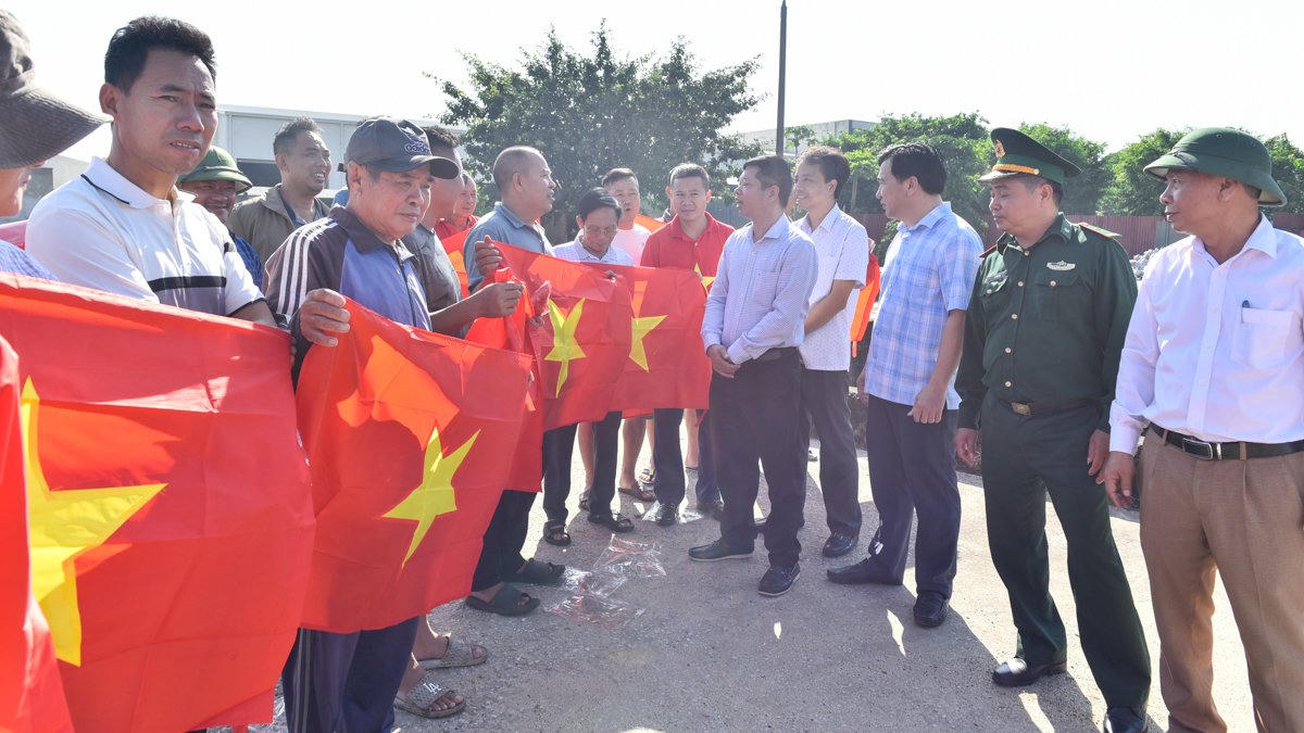 Trao tặng 10.000 lá cờ Tổ quốc cho ngư dân Thanh Hóa