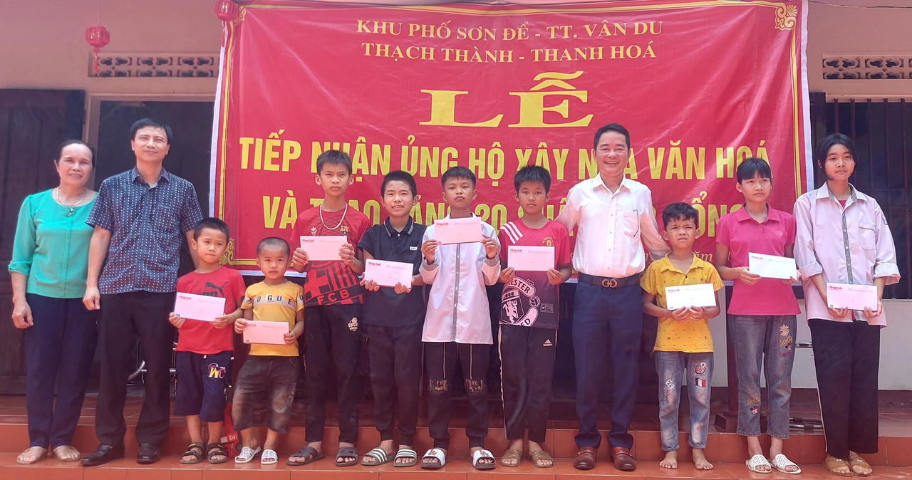 Đồng chí Nguyễn Kim Tinh, Phó Bí thư thường trực Đảng ủy Bộ Tư pháp tặng quà tại Thanh Hóa