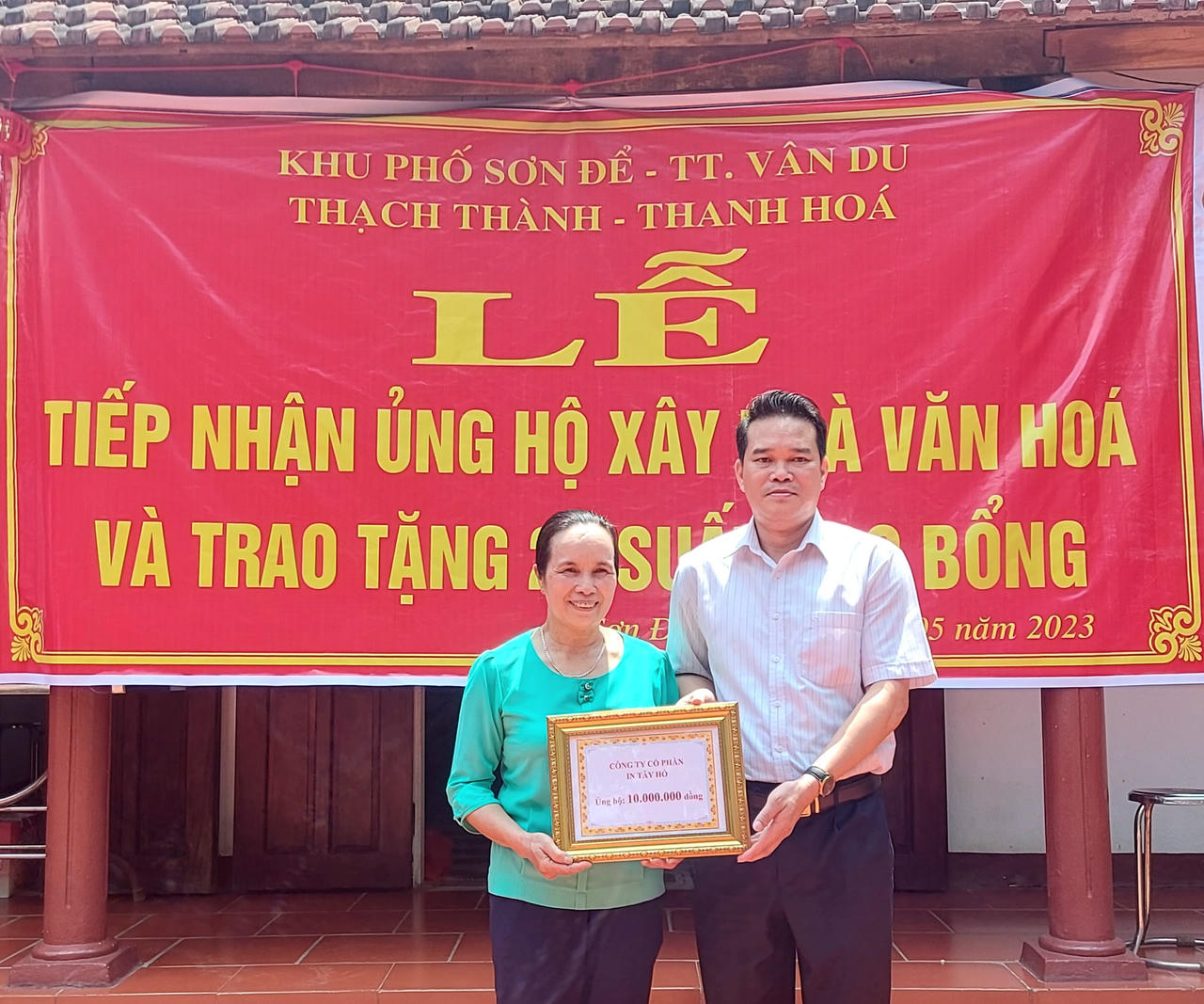 Đồng chí Nguyễn Kim Tinh, Phó Bí thư thường trực Đảng ủy Bộ Tư pháp tặng quà tại Thanh Hóa