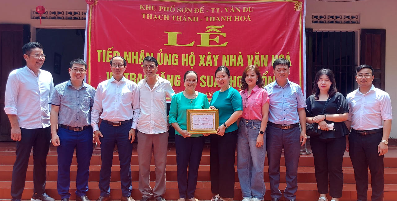 Đồng chí Nguyễn Kim Tinh, Phó Bí thư thường trực Đảng ủy Bộ Tư pháp tặng quà tại Thanh Hóa