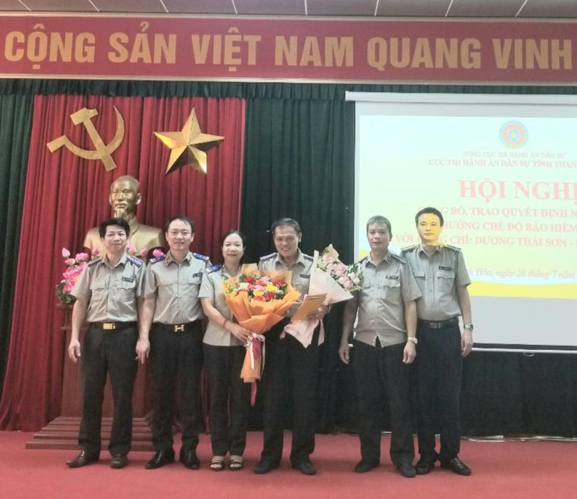 Cục Thi hành án dân sự tỉnh Thanh Hóa trao Quyết định nghỉ hưu đối với ông Dương Thái Sơn