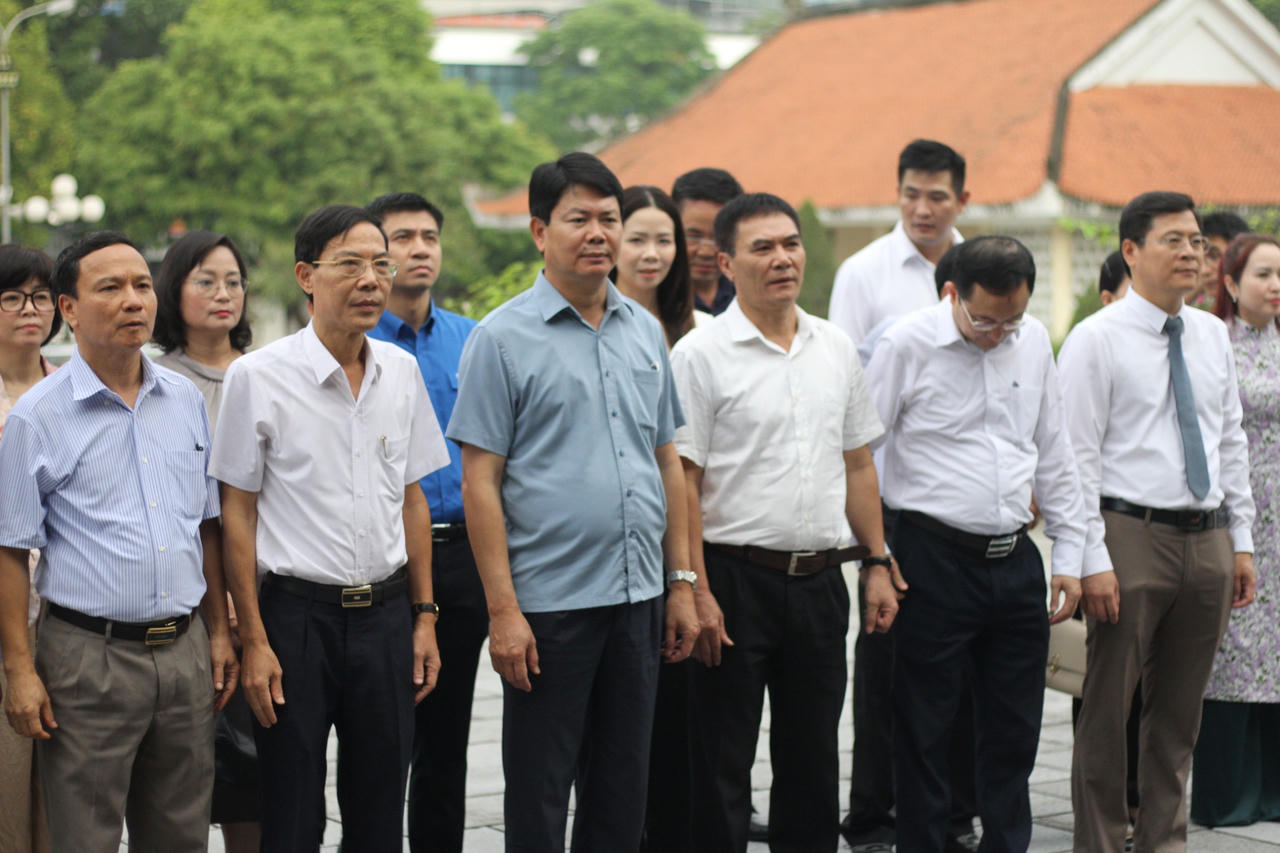 Thứ trưởng Nguyễn Thanh Tịnh dâng hương tưởng niệm Chủ tịch Hồ Chí Minh