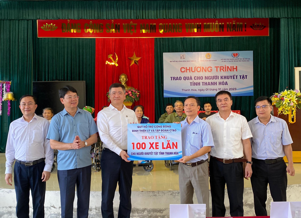 Trao tặng 100 xe lăn, 5 nhà tình nghĩa, 50 xe đạp cho người khuyết tật, gia đình chính sách và học sinh nghèo tại Thanh Hóa