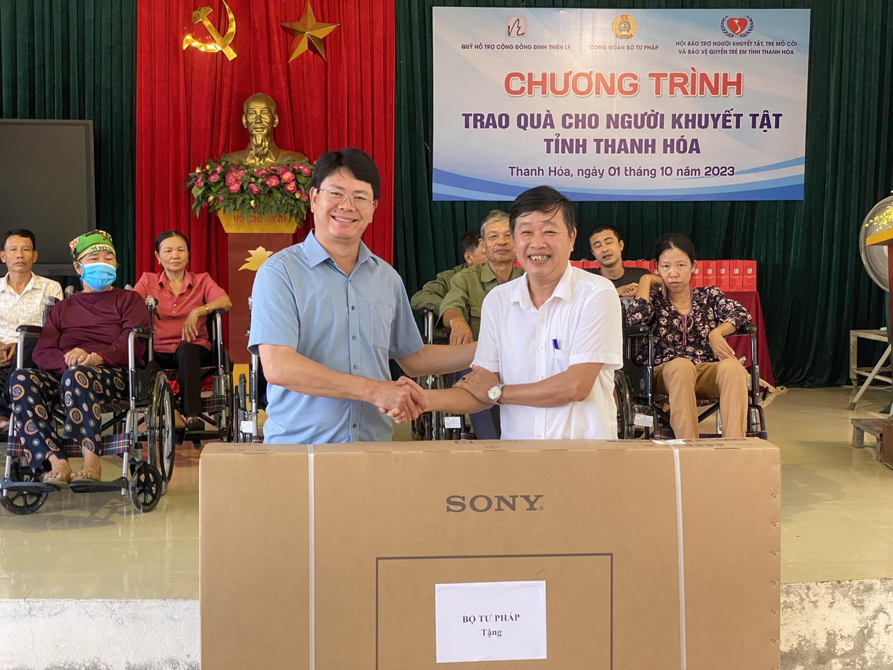 Trao tặng 100 xe lăn, 5 nhà tình nghĩa, 50 xe đạp cho người khuyết tật, gia đình chính sách và học sinh nghèo tại Thanh Hóa