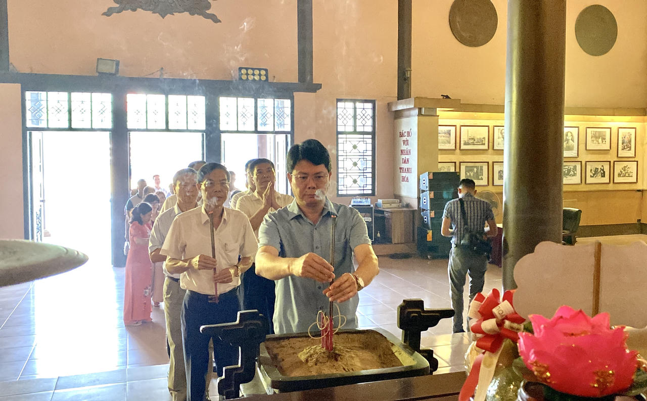 Thứ trưởng Nguyễn Thanh Tịnh dâng hương tưởng niệm Chủ tịch Hồ Chí Minh