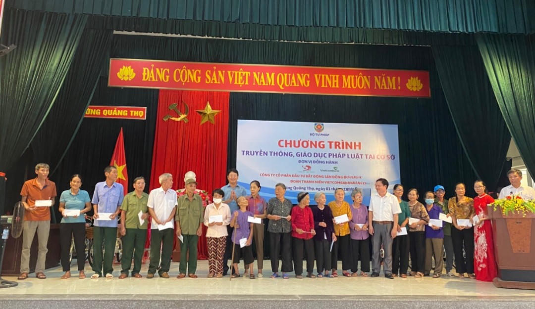 Trao tặng 100 xe lăn, 5 nhà tình nghĩa, 50 xe đạp cho người khuyết tật, gia đình chính sách và học sinh nghèo tại Thanh Hóa