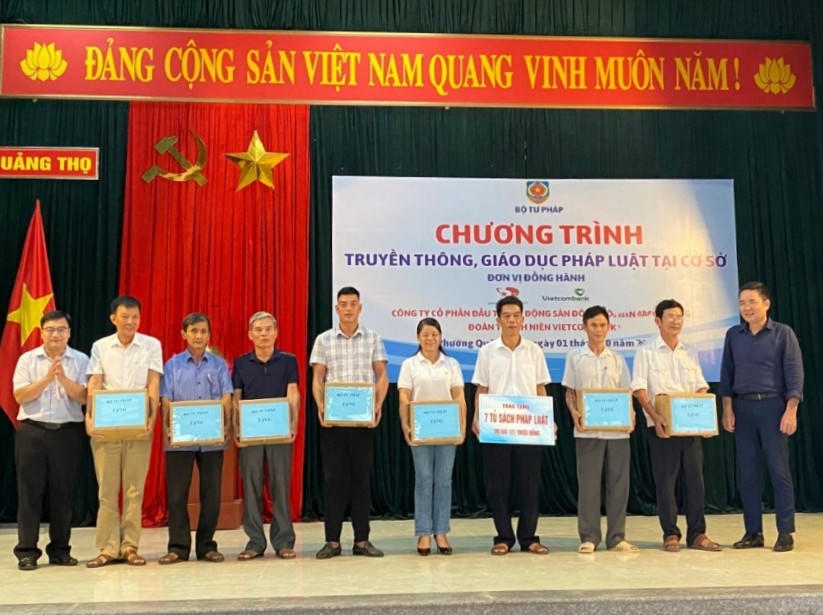 Trao tặng 100 xe lăn, 5 nhà tình nghĩa, 50 xe đạp cho người khuyết tật, gia đình chính sách và học sinh nghèo tại Thanh Hóa