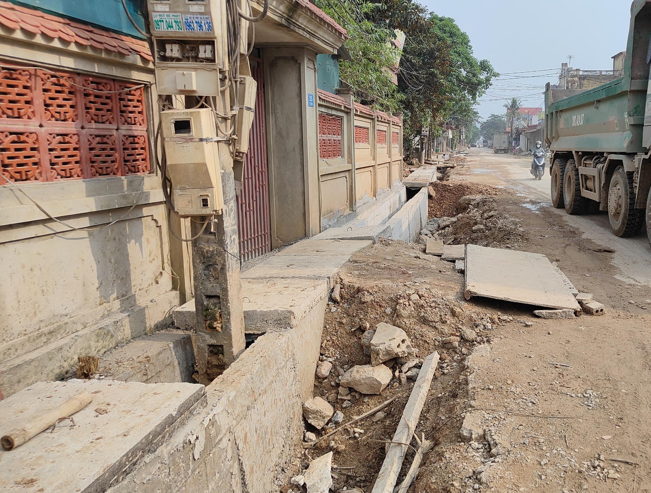 Hơn 30 cột điện 'mắc kẹt' giữa rãnh thoát nước hai bên đường tại Thanh Hóa