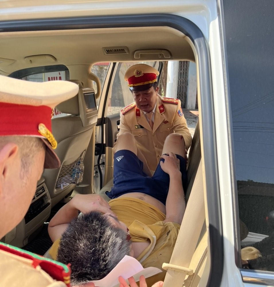 CSGT Thanh Hóa dùng xe chuyên dụng đưa người gặp tai nạn đi cấp cứu