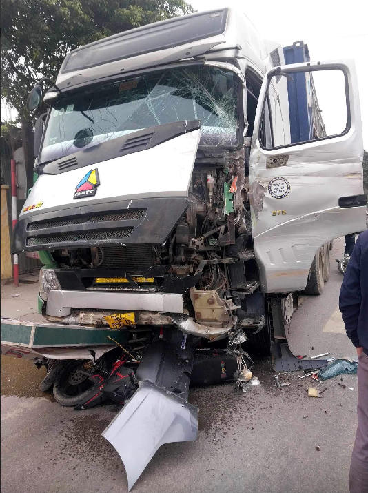 Xe đầu kéo gây tai nạn liên hoàn trên Quốc lộ 1A