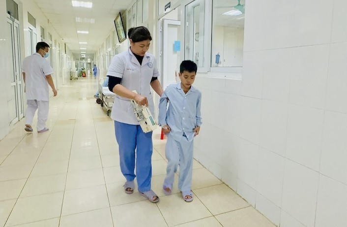 Hai cháu bé ngộ độc nặng nghi do ăn bim bim hồi phục một cách thần kỳ