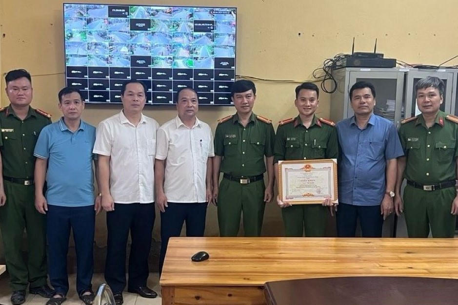 Khen thưởng Trung úy Công an lao mình xuống sông cứu bé gái ở Thanh Hóa