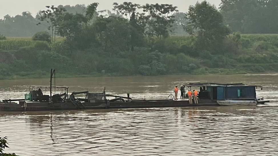 2 thuyền sắt bị bắt giữ khi đang bơm hút cát trái phép trên sông Mã 