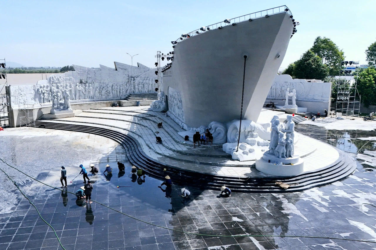 Thanh Hóa gấp rút hoàn thiện tượng đài kỷ niệm con tàu tập kết ra Bắc 