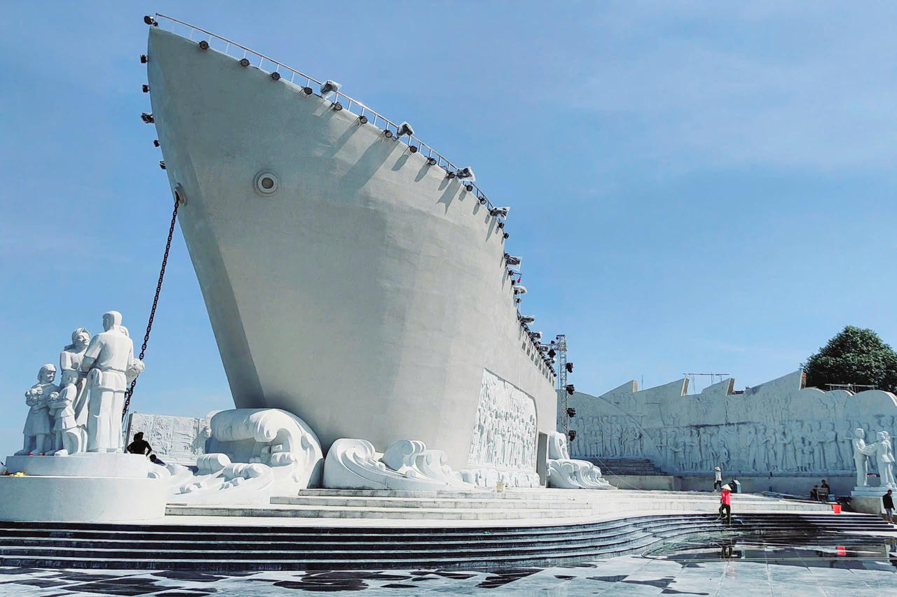 Thanh Hóa gấp rút hoàn thiện tượng đài kỷ niệm con tàu tập kết ra Bắc 