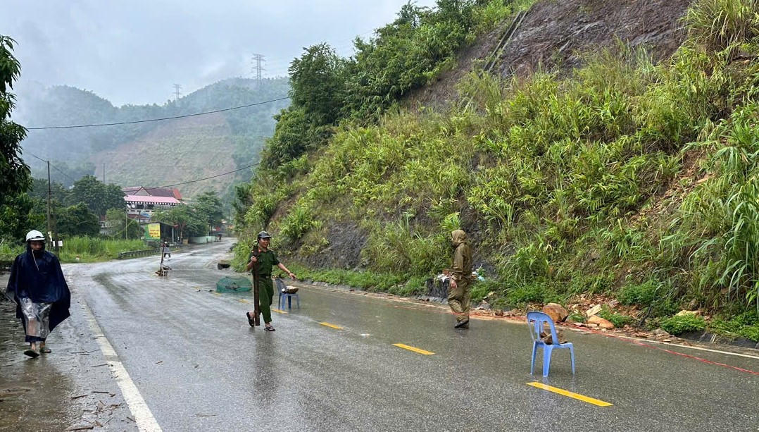 Nứt núi ở Thanh Hoá, di dời toàn bộ các hộ dân khu vực nguy hiểm