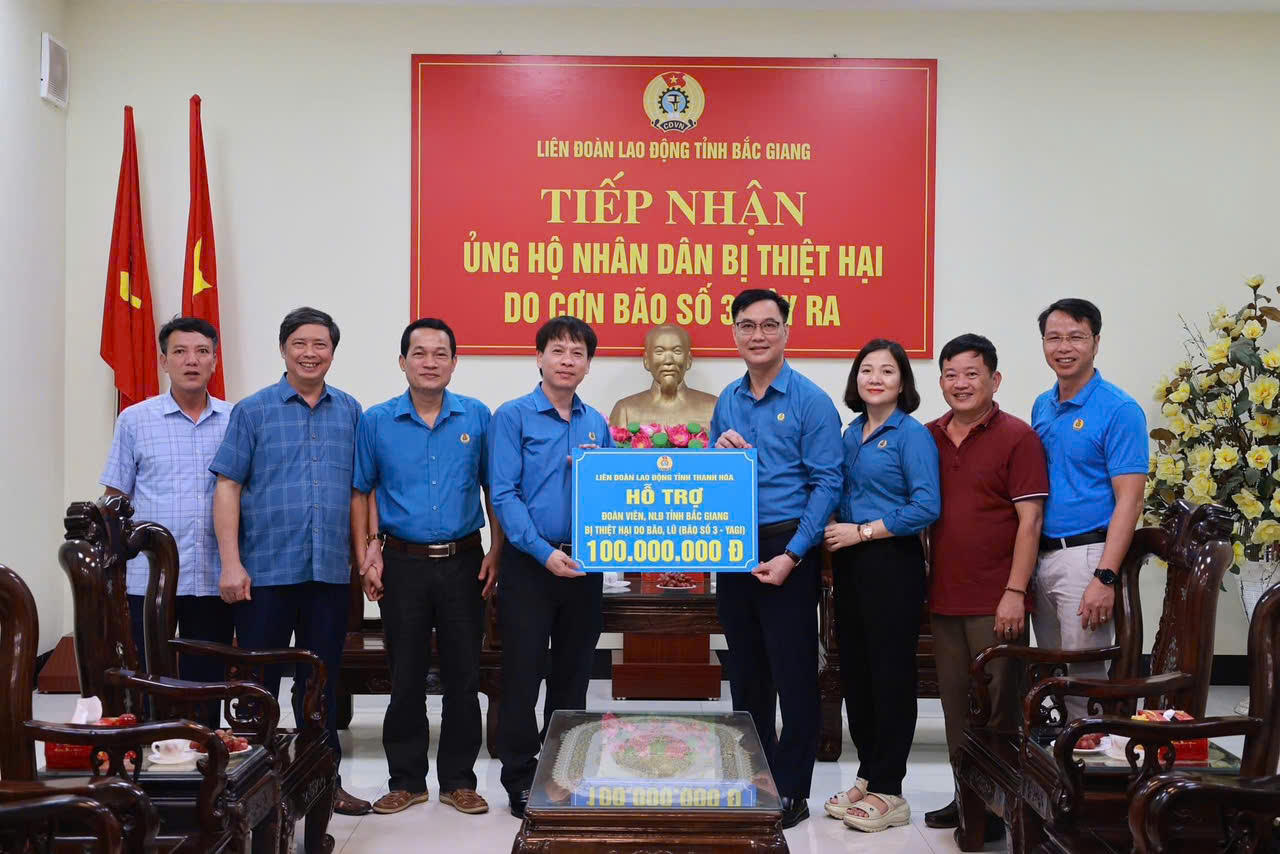 Liên đoàn Lao động tỉnh Thanh Hóa hỗ trợ hơn 1 tỷ đồng đến các địa phương bị thiệt hại do bão lũ