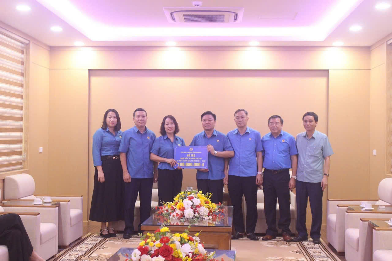 Liên đoàn Lao động tỉnh Thanh Hóa hỗ trợ hơn 1 tỷ đồng đến các địa phương bị thiệt hại do bão lũ