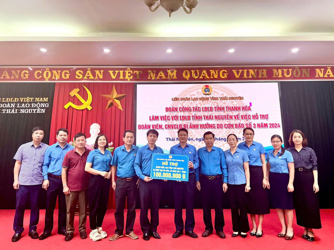 Liên đoàn Lao động tỉnh Thanh Hóa hỗ trợ hơn 1 tỷ đồng đến các địa phương bị thiệt hại do bão lũ