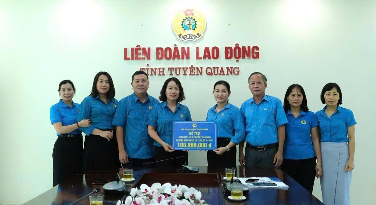 Liên đoàn Lao động tỉnh Thanh Hóa hỗ trợ hơn 1 tỷ đồng đến các địa phương bị thiệt hại do bão lũ