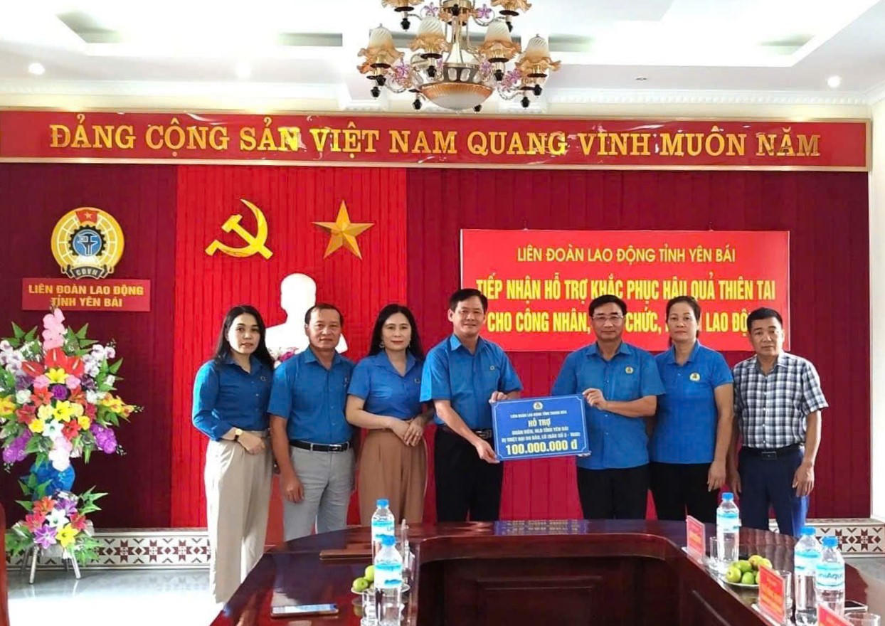 Liên đoàn Lao động tỉnh Thanh Hóa hỗ trợ hơn 1 tỷ đồng đến các địa phương bị thiệt hại do bão lũ