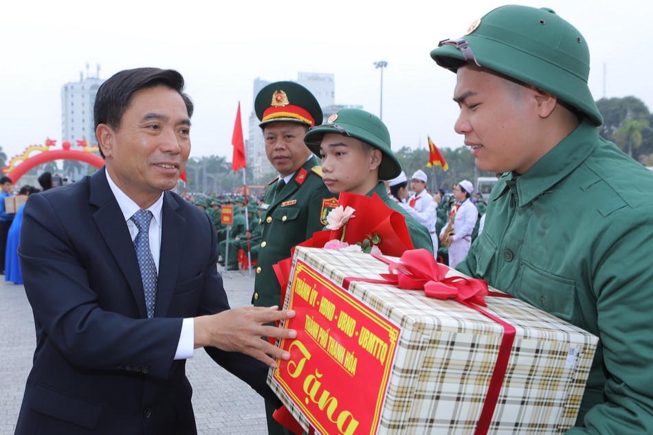 Thanh niên ưu tú toàn quốc phấn khởi lên đường nhập ngũ