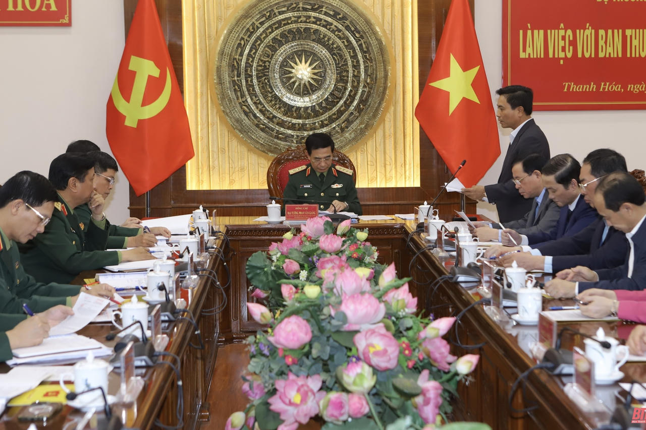 Bộ trưởng Bộ Quốc phòng Phan Văn Giang làm việc với Ban Thường vụ Tỉnh ủy Thanh Hóa