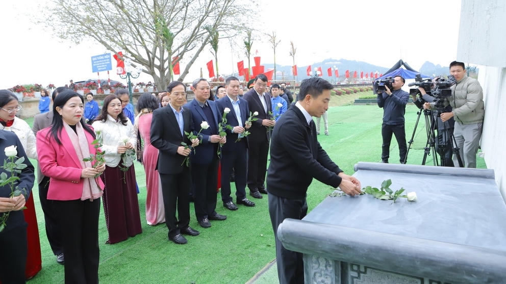 Khánh thành Khu tưởng niệm các giáo viên và học sinh đã hy sinh tại công trường đê Nam sông Mã 