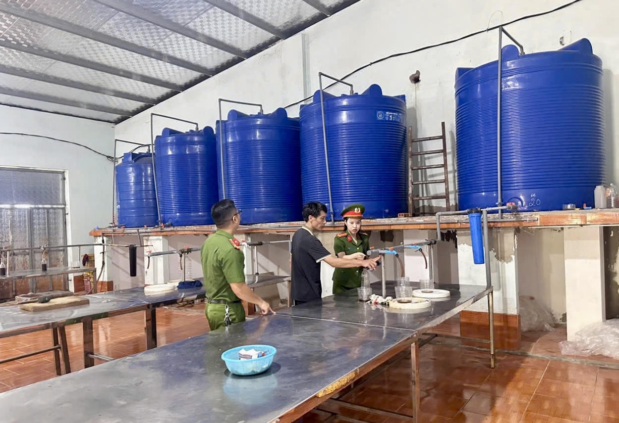 Công an vào cuộc xác minh vụ hàng trăm chai nước mắm bị vứt bỏ bên đường ghi nơi sản xuất tại Thanh Hóa