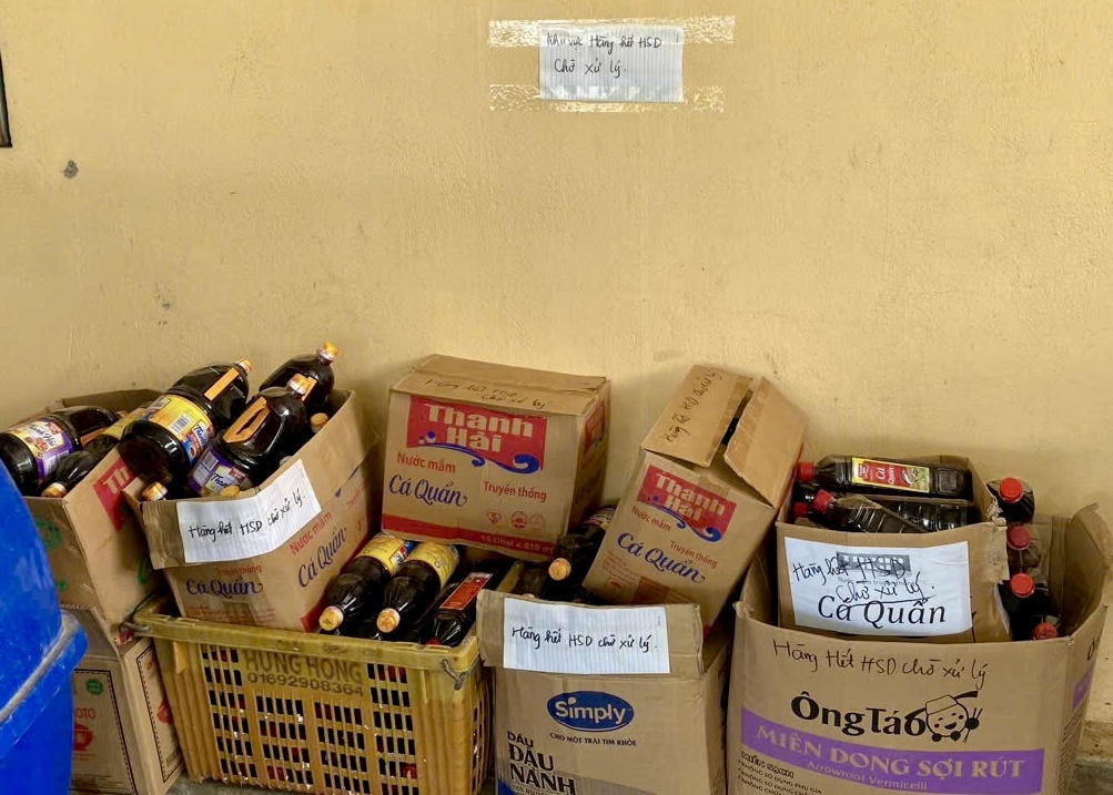 Công an vào cuộc xác minh vụ hàng trăm chai nước mắm bị vứt bỏ bên đường ghi nơi sản xuất tại Thanh Hóa