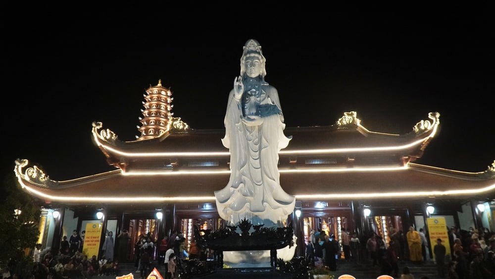 An vị tôn tượng Phật hoàng Trần Nhân Tông bằng ngọc tại chùa Phúc Sơn