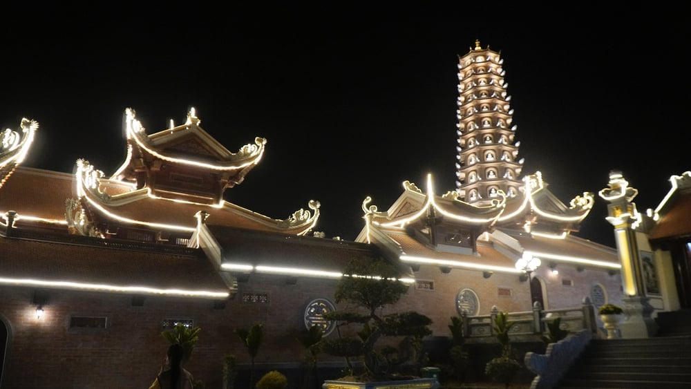 An vị tôn tượng Phật hoàng Trần Nhân Tông bằng ngọc tại chùa Phúc Sơn