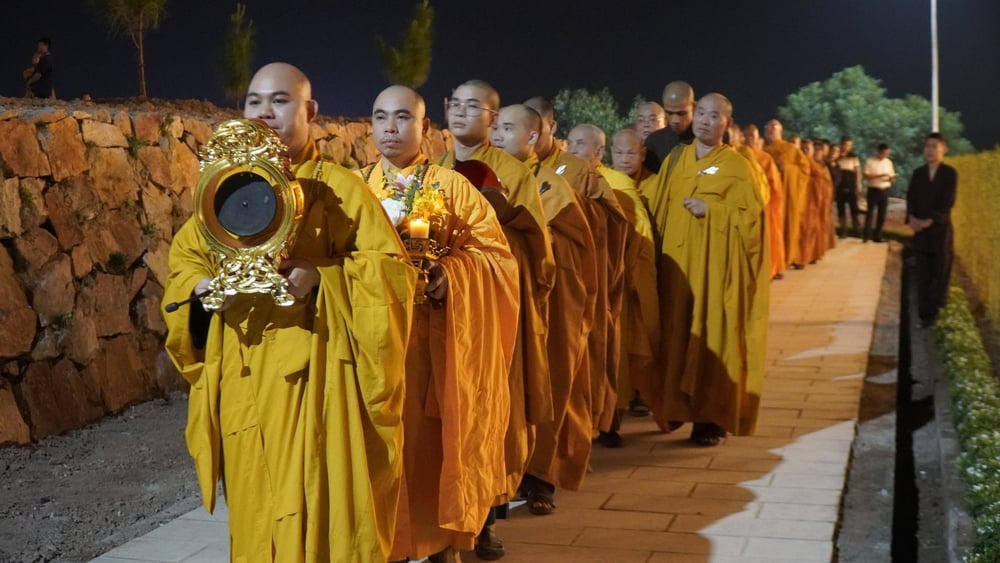 An vị tôn tượng Phật hoàng Trần Nhân Tông bằng ngọc tại chùa Phúc Sơn