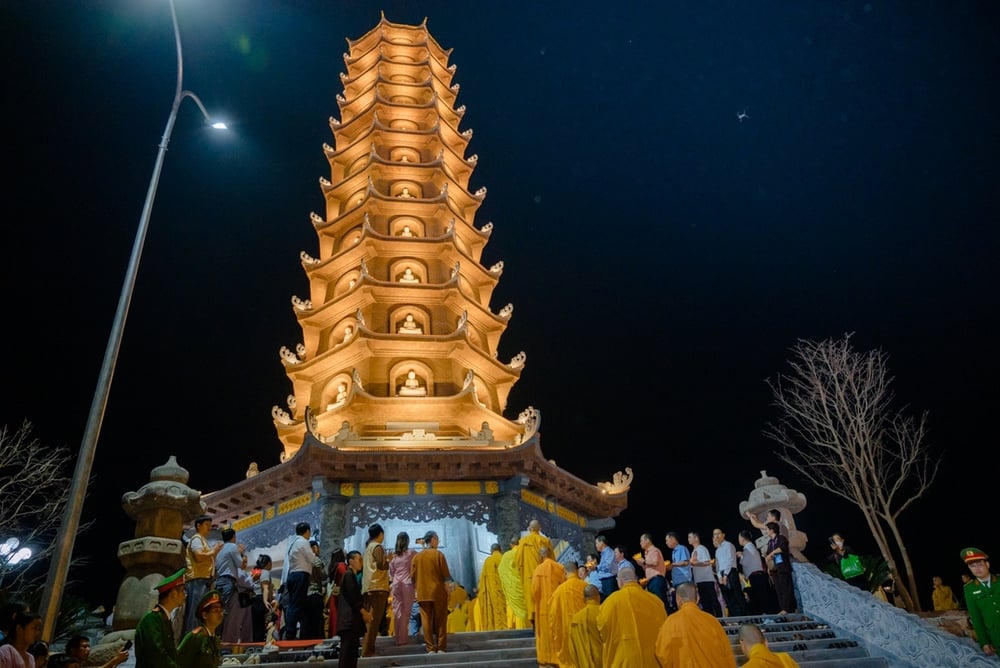 An vị tôn tượng Phật hoàng Trần Nhân Tông bằng ngọc tại chùa Phúc Sơn