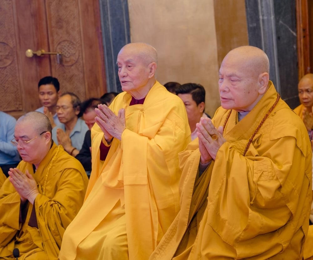 An vị tôn tượng Phật hoàng Trần Nhân Tông bằng ngọc tại chùa Phúc Sơn