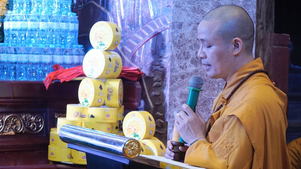 An vị tôn tượng Phật hoàng Trần Nhân Tông bằng ngọc tại chùa Phúc Sơn