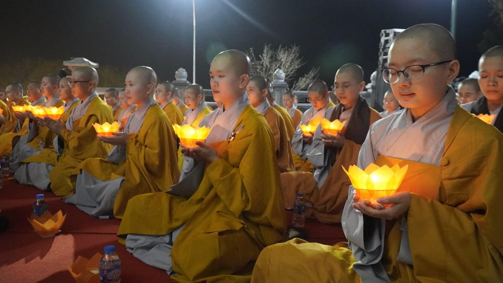 An vị tôn tượng Phật hoàng Trần Nhân Tông bằng ngọc tại chùa Phúc Sơn