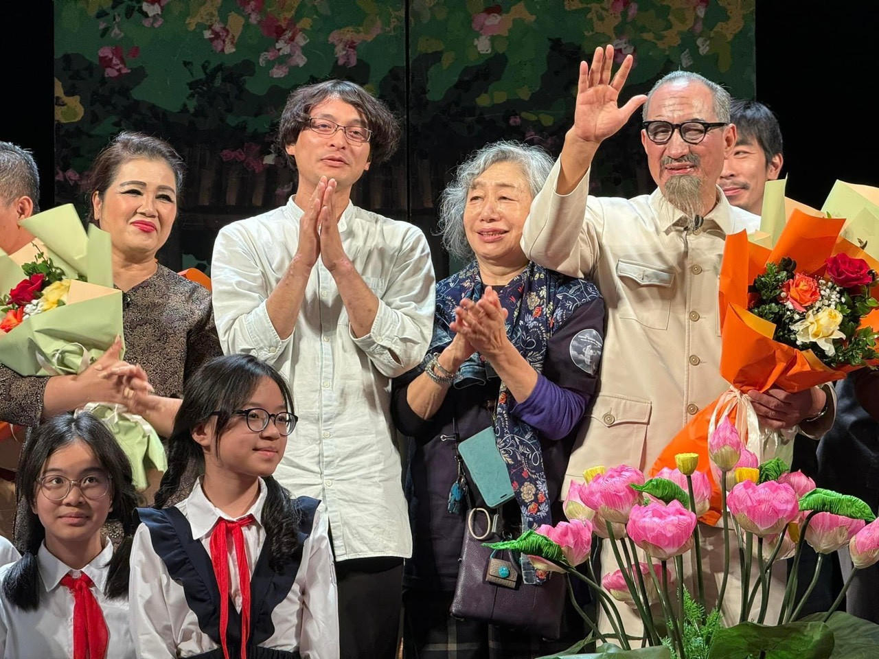 Phó Chủ tịch Quốc hội Lào Chaleun Yiapaoher mong muốn Sân khấu Lệ Ngọc sang Lào biểu diễn