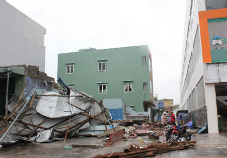 Miền Trung thiệt hại nặng sau bão Nari