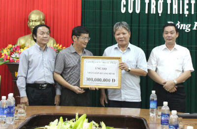 Bộ trưởng Hà Hùng Cường thăm, tặng quà vùng bão Quảng Bình