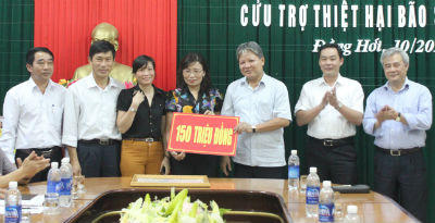 Bộ trưởng Hà Hùng Cường thăm, tặng quà vùng bão Quảng Bình