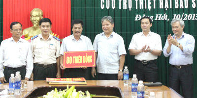 Bộ trưởng Hà Hùng Cường thăm, tặng quà vùng bão Quảng Bình