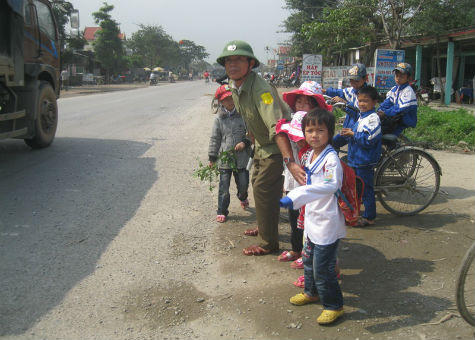 10 năm tình nguyện dắt trẻ qua đoạn đường “tử thần”