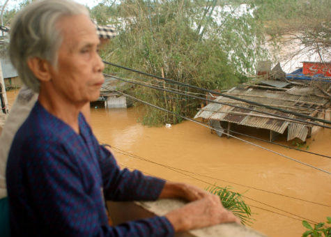 Nước lũ nhấn chìm miền Trung