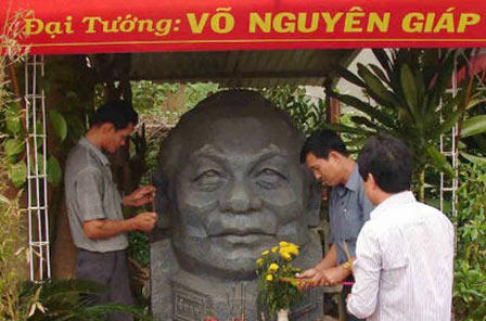 Người phố núi Pleiku tạc tượng và lập bàn thờ Đại tướng