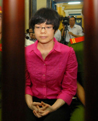 “Siêu lừa” Huyền Như mặc áo hồng đến tòa