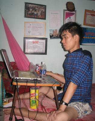 Nghị lực phi thường của mẹ con chàng sinh viên bị liệt hai chân