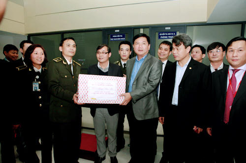 Bộ trưởng Thăng chúc Tết hành khách đêm giao thừa