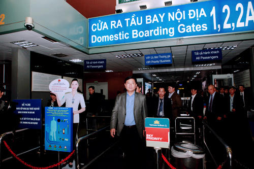 Bộ trưởng Thăng chúc Tết hành khách đêm giao thừa