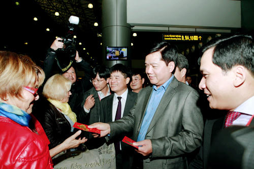 Bộ trưởng Thăng chúc Tết hành khách đêm giao thừa